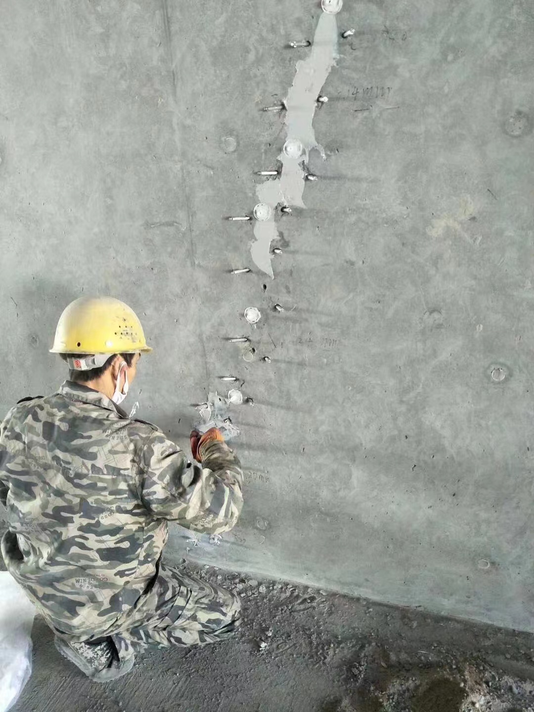 淮北混凝土楼板裂缝加固施工的方案